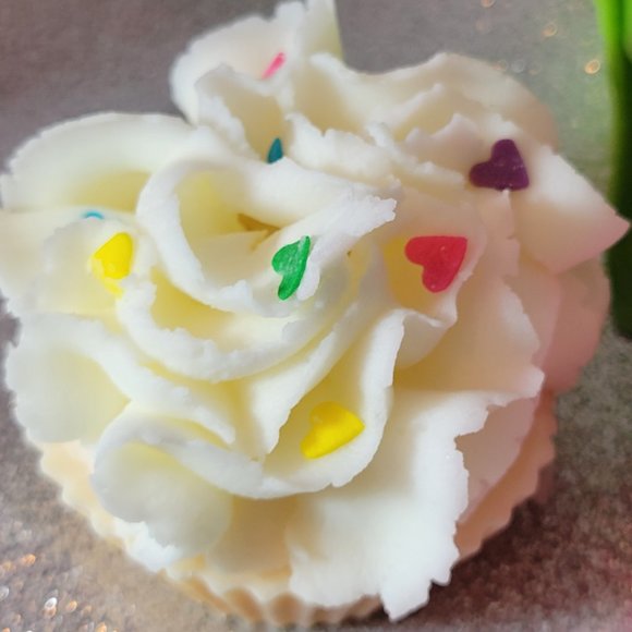 Warm Vanilla Butter Cream Cupcake Birthday Confetti Hearts Scented Soy Wax Melts - Picture 12 of 14